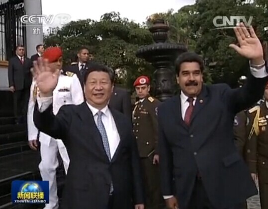 习主席向委内瑞拉国家公墓进献花圈